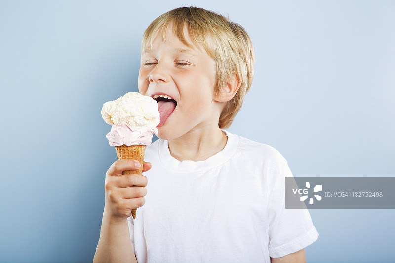 美味冰淇淋甜筒图片素材