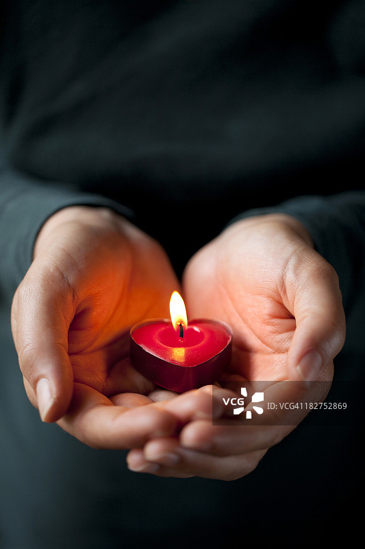 手中的心形蜡烛图片素材