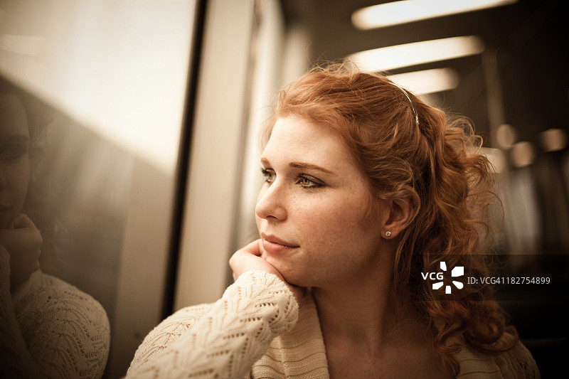 乘坐通勤列车的女孩图片素材