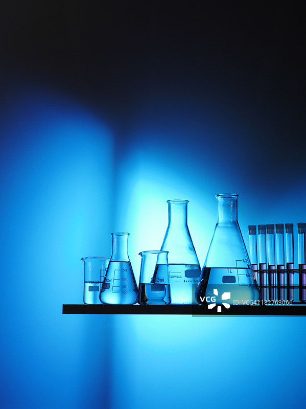 用于研究的科学烧杯和试管图片素材