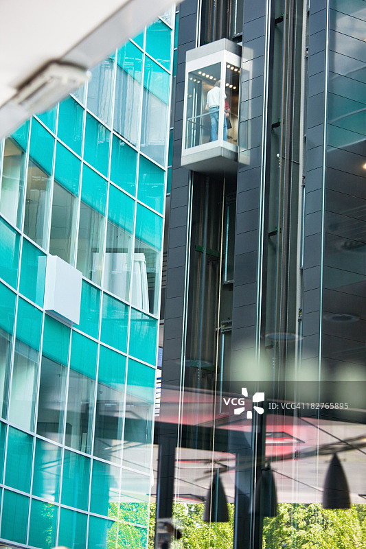 现代办公大楼内的电梯图片素材