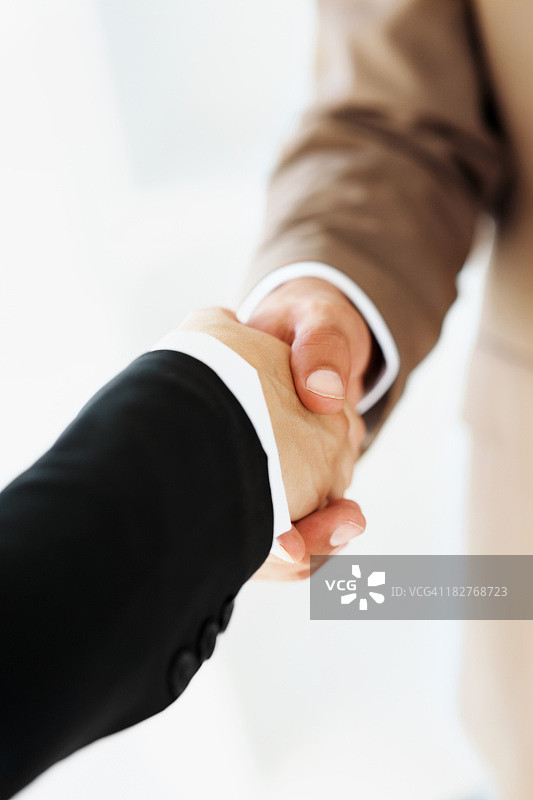 商务人士达成协议的握手图片图片素材