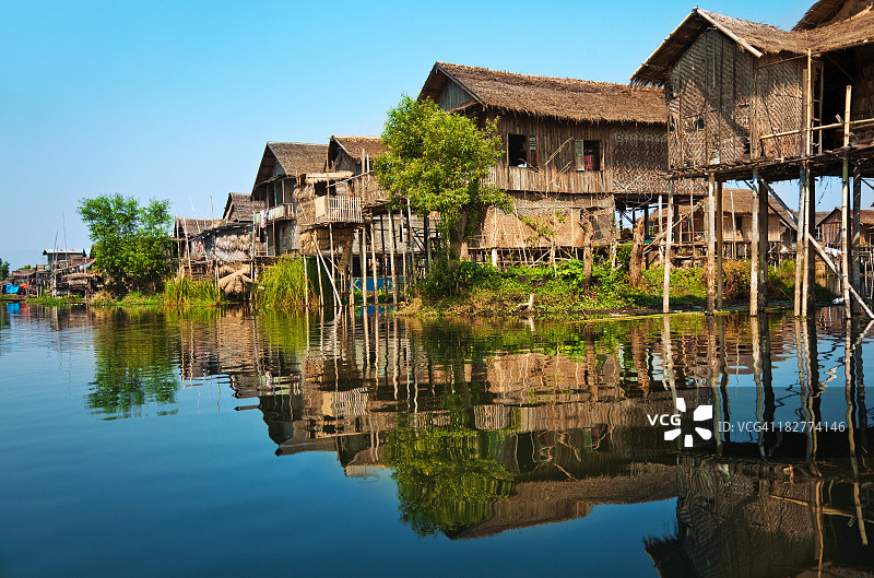 亚洲的木制高脚屋图片素材