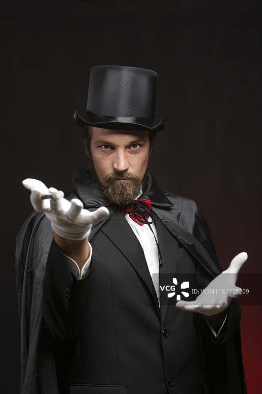 表演魔术的魔术师图片素材