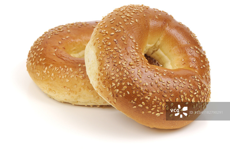 两个白芝麻百吉饼，白色背景图片素材