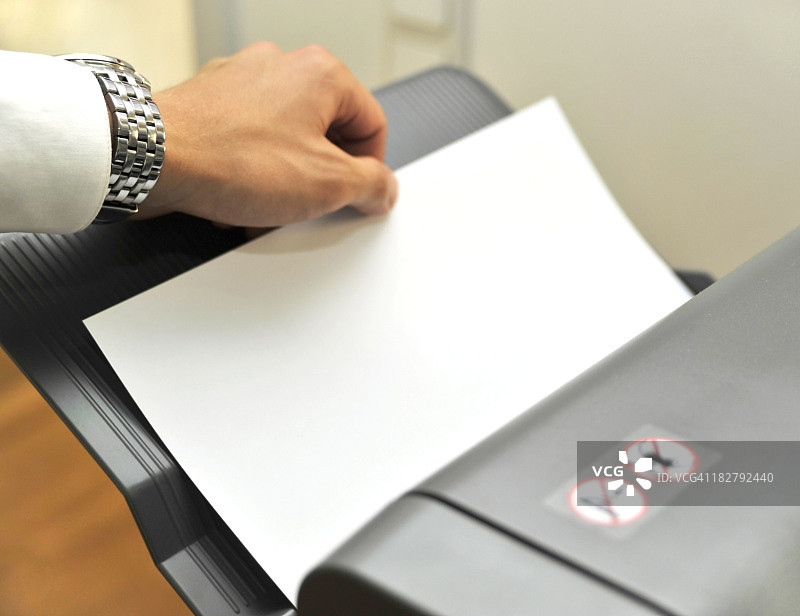 办公室里的传真机和打印机与手图片素材