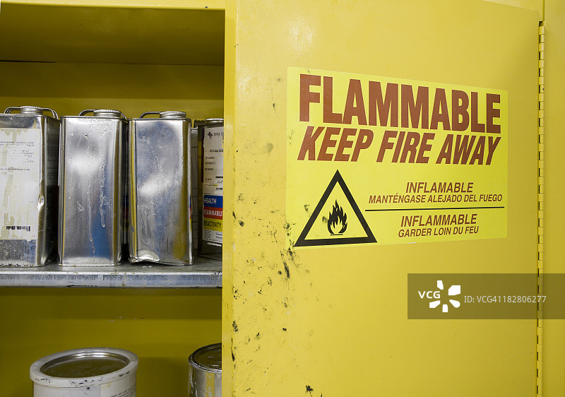 储物柜中装有有害化学品的罐子图片素材