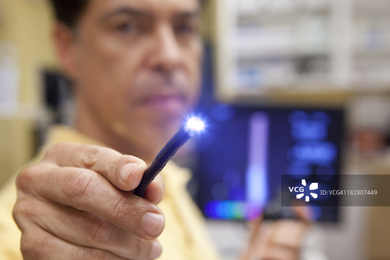 医生使用内窥镜进行检查图片素材