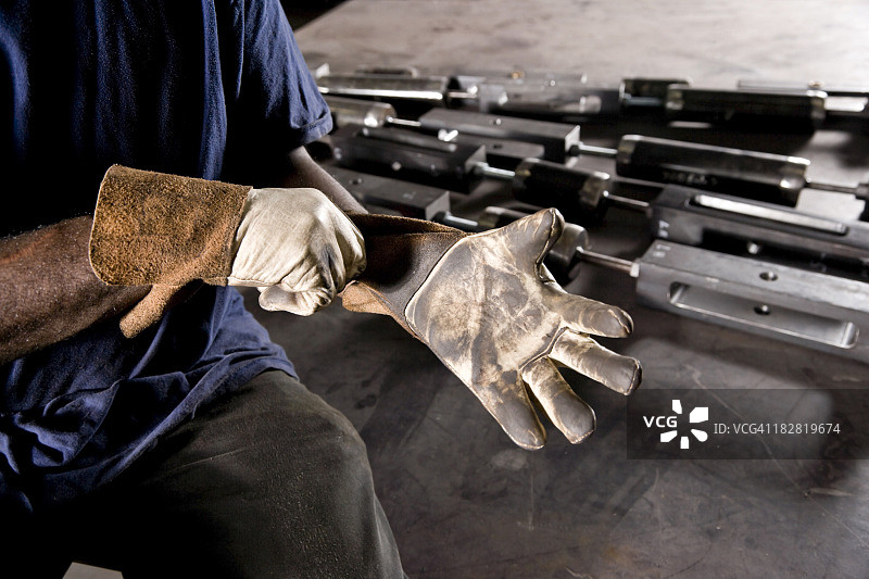 戴手套的非裔美国工人图片素材