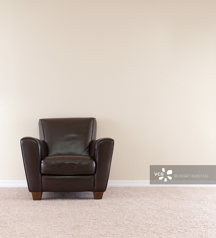 深棕色皮椅图片素材