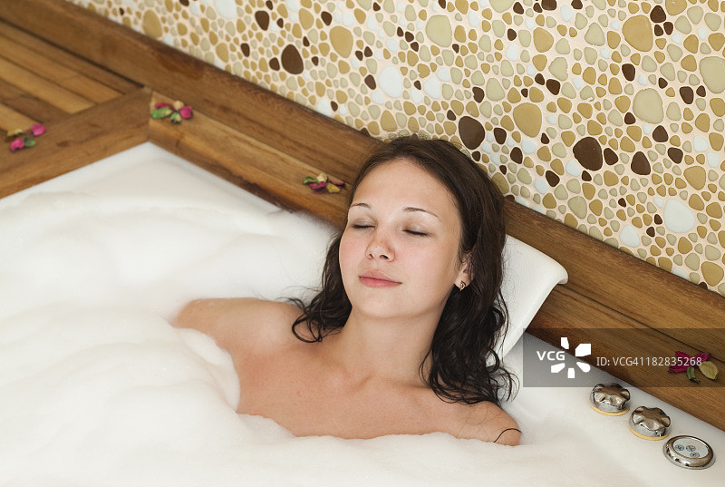 在泡泡浴缸里的女人图片素材