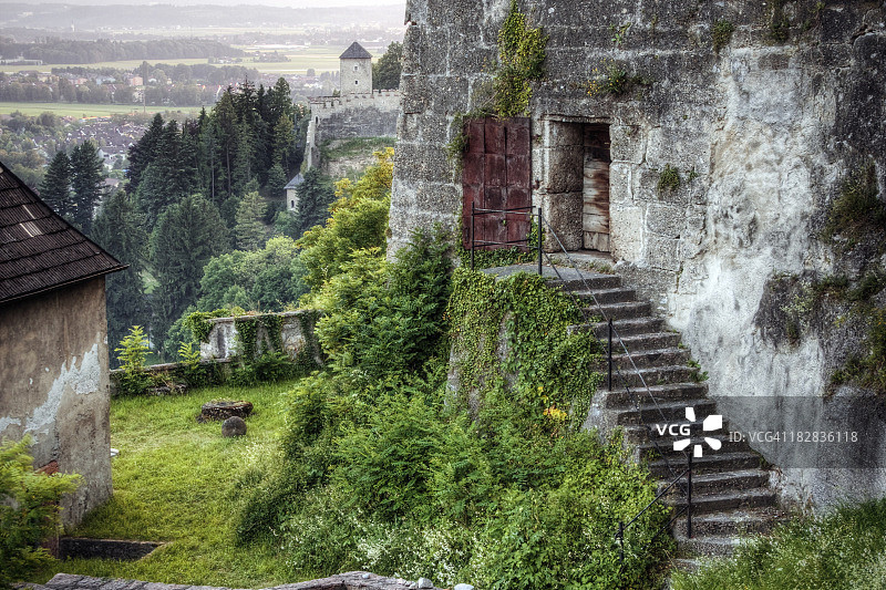 阿尔卑斯山脉中的城堡图片素材