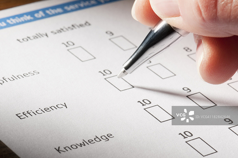 手持笔填写顾客满意度调查图片素材
