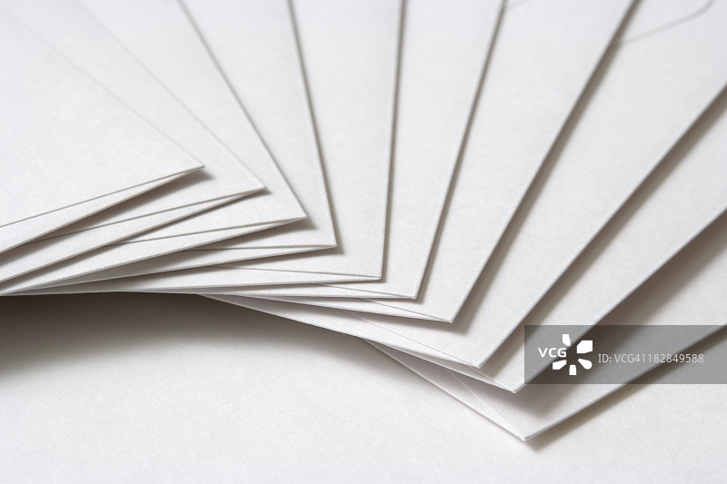 白色背景上堆叠的空白信封特写照片图片素材