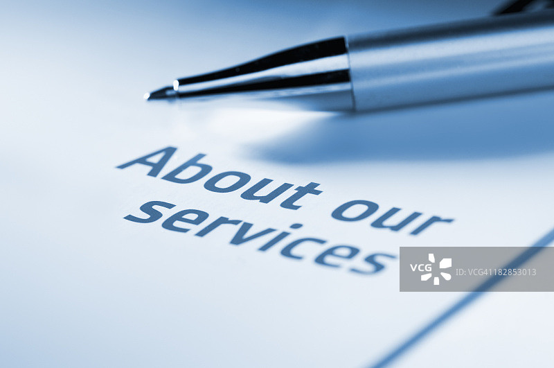 关于我们服务的宣传单和小圆珠笔图片素材