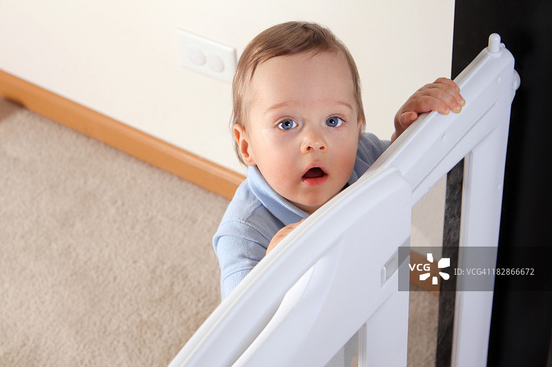 在婴儿安全门前的快乐儿童图片素材