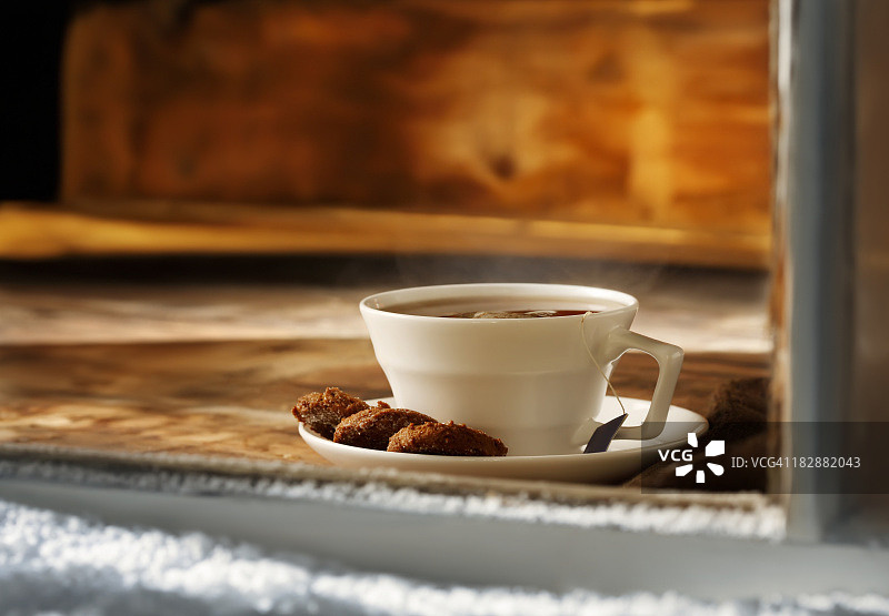 一杯热气腾腾的英式茶和姜饼图片素材