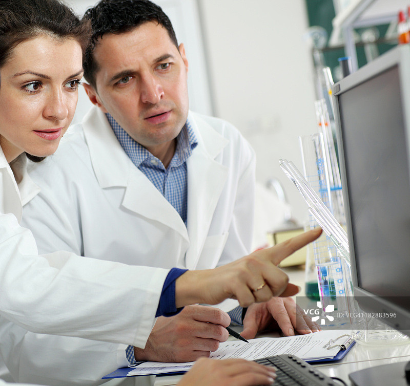 科学家在实验室用电脑工作图片素材
