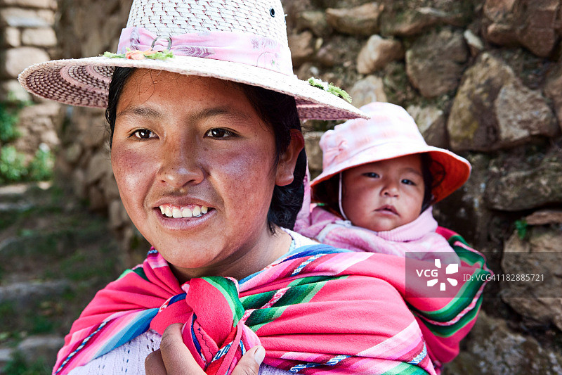 玻利维亚妇女抱着她的孩子，太阳岛图片素材