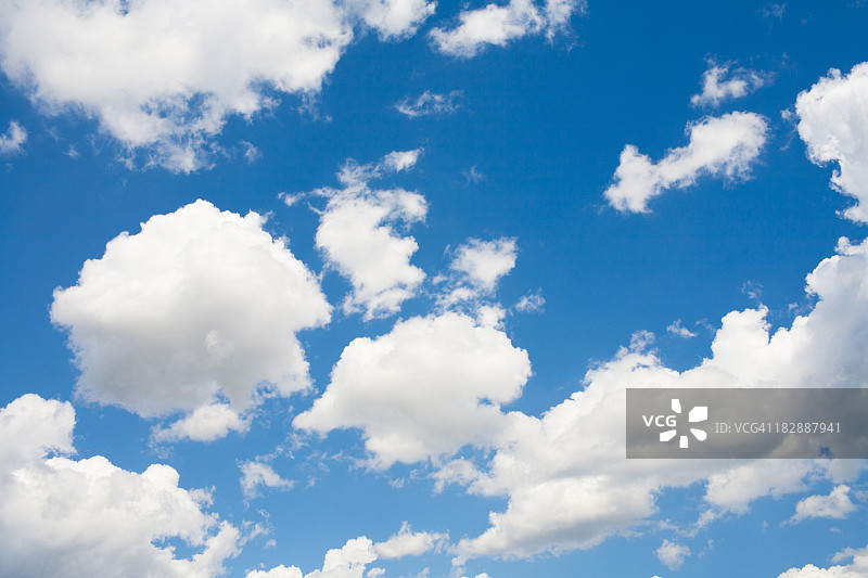 蓝色天空与积云图片素材