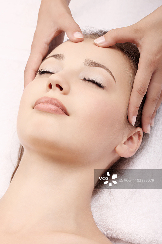 一位女士正在接受头部按摩图片素材