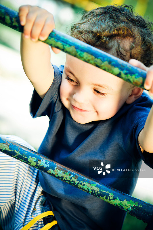 在操场上的小男孩图片素材