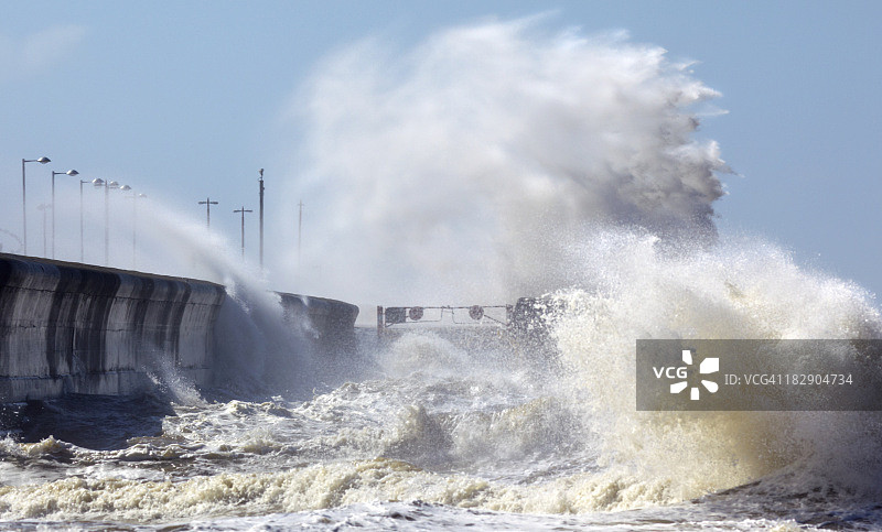 暴风雨天气中海浪拍打海滨图片素材