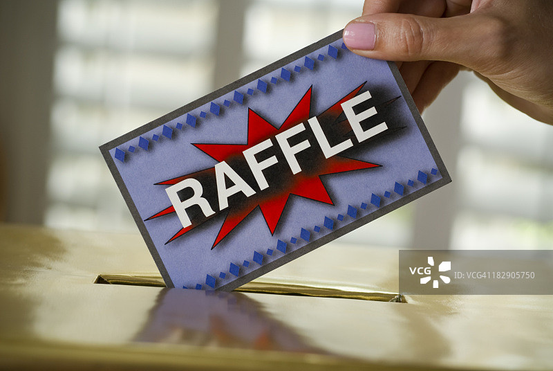 抽奖券掉入箱子图片素材