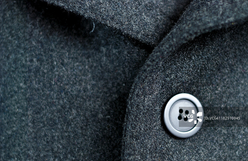 带黑色纽扣的深色羊毛外套图片素材