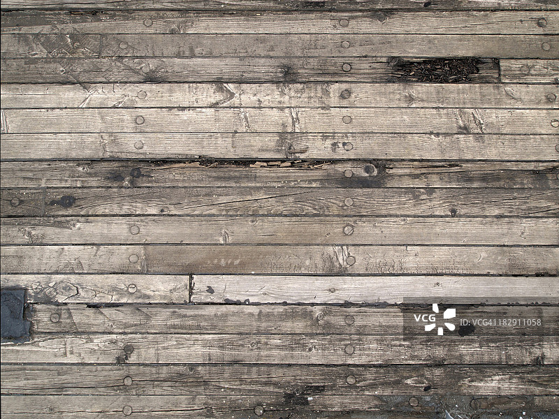 帆船的旧木地板，有划痕和裂缝图片素材