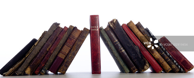 一组靠在圣经拱石上的古旧书籍图片素材