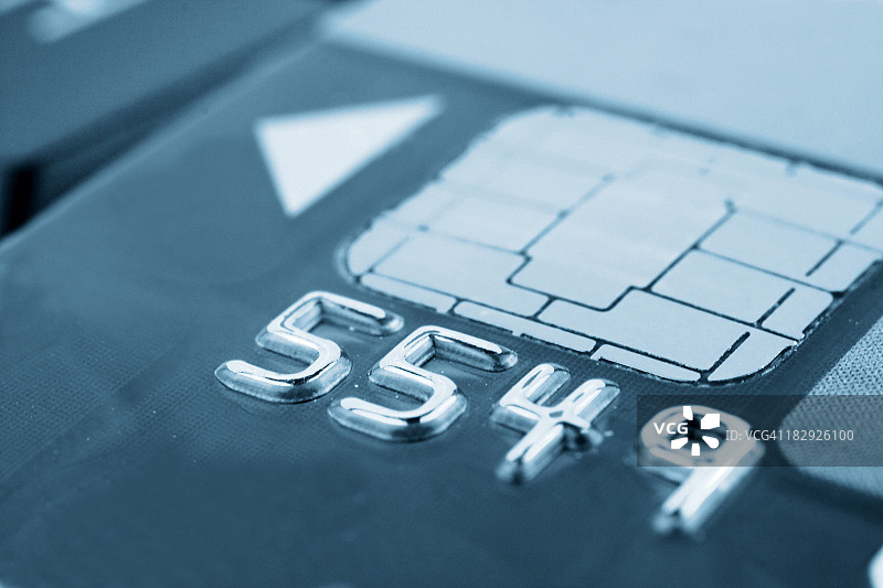 芯片卡上的金属数字特写图片素材
