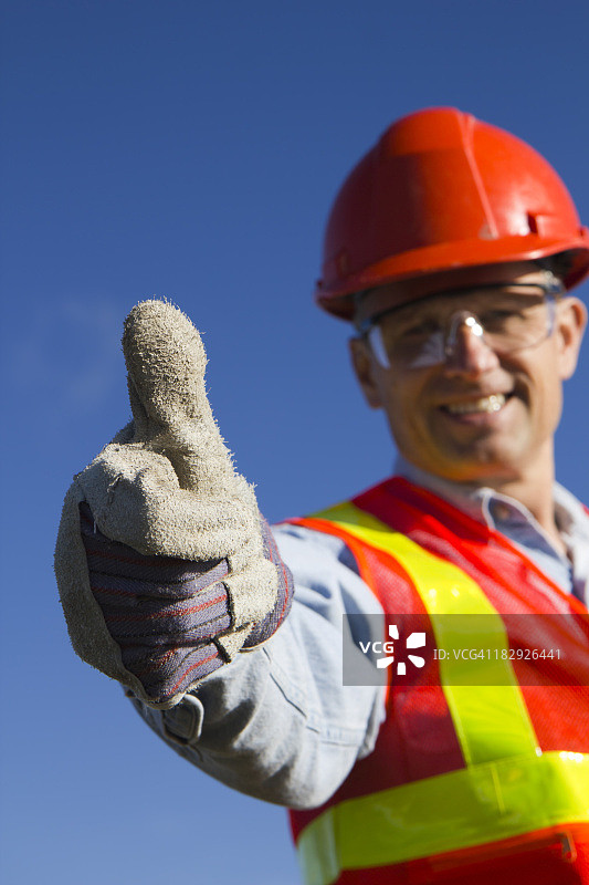 工人竖起大拇指图片素材