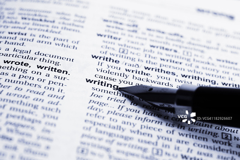 指向字典中“书写”一词的钢笔图片素材