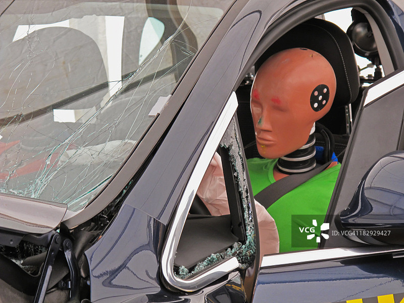 带有碰撞测试假人的汽车司机侧视图图片素材