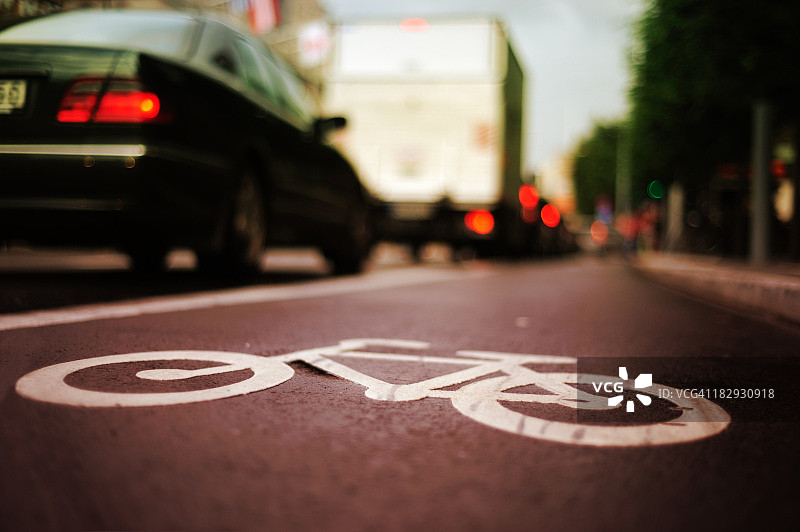 自行车道与交通图片素材