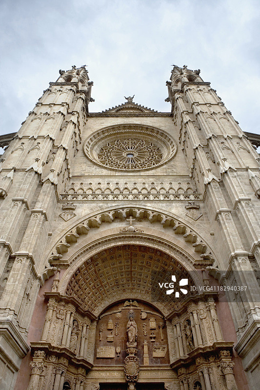 帕尔马马洛卡大教堂外观，低角度视图图片素材