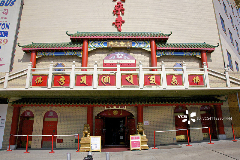 城市寺庙外墙上的红色设计图片素材