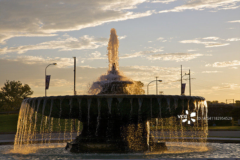 从宽喷泉顶部落下的水图片素材