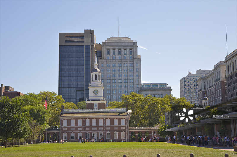 殖民风格建筑与绿色草坪图片素材