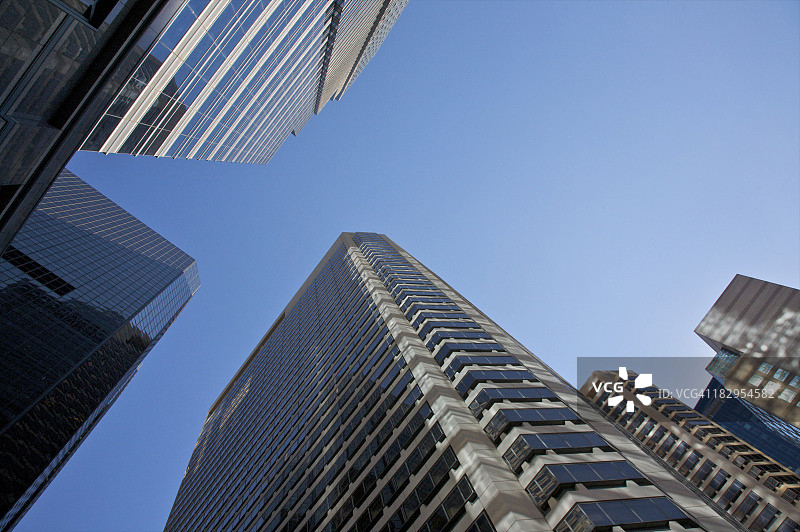 拥挤建筑物中的一小片蓝天图片素材