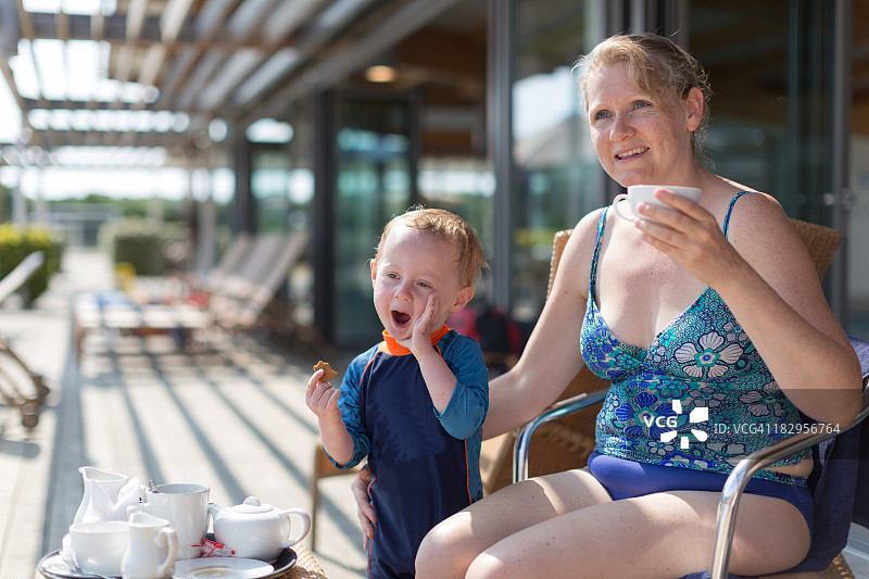 泳池边的家庭乐趣图片素材