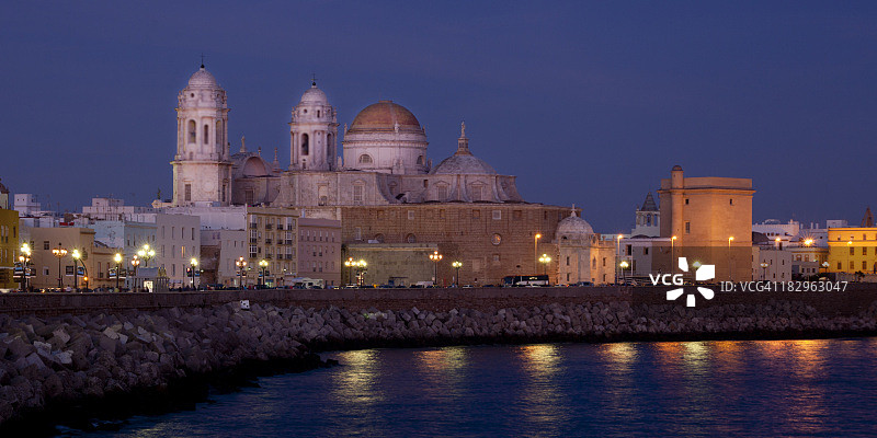 西班牙加的斯大教堂和城市天际线夜景图片素材