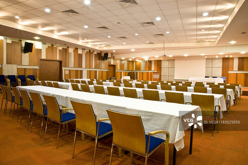 带有桌椅排的空旷会议室图片素材