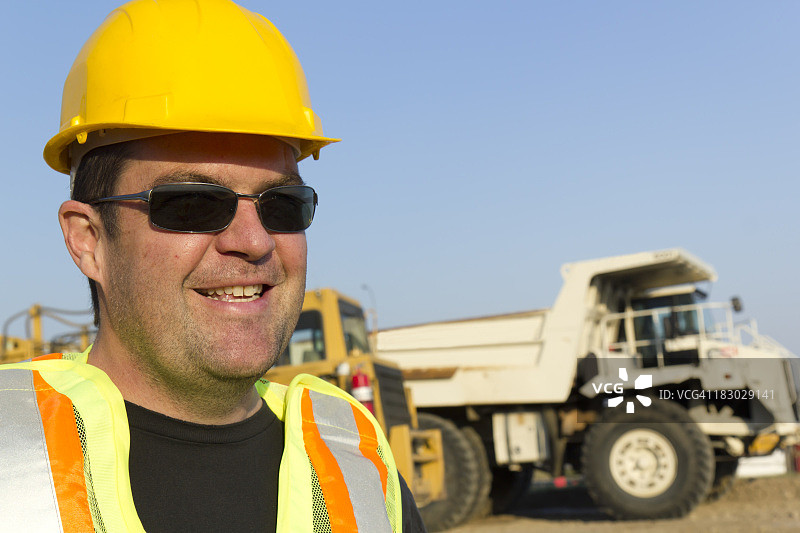 在自卸卡车前图片素材