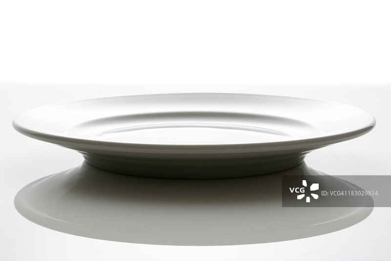 白色背景上的空白色盘子特写图片素材
