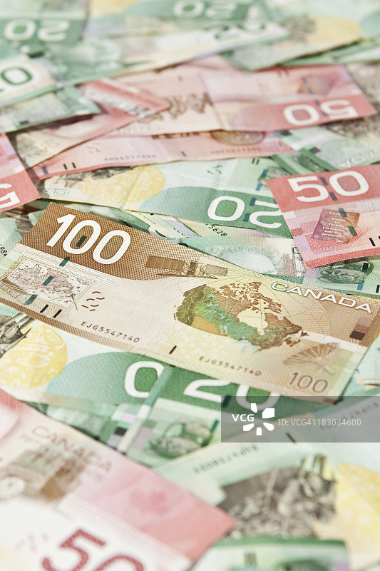 一堆加拿大纸币（20、50和100元）图片素材