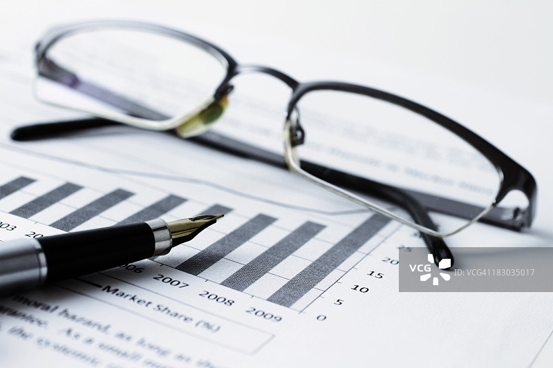 柱状图文件上的眼镜和钢笔图片素材