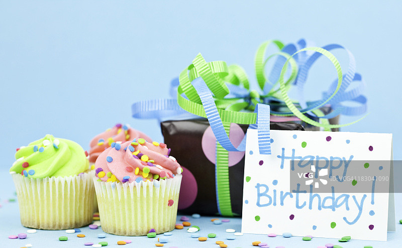 带礼物的生日贺卡图片素材