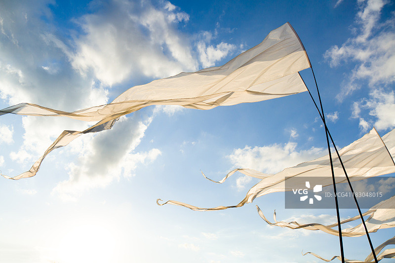 阳光下的白色旗帜图片素材